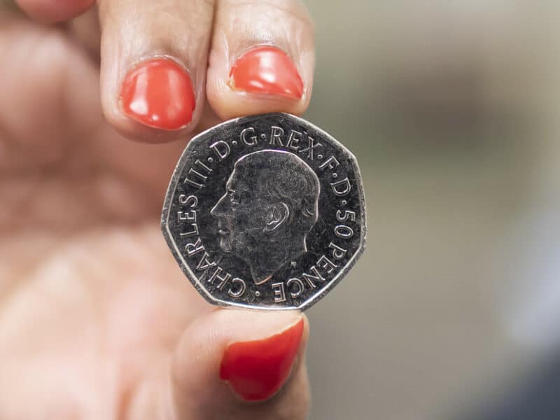 Entran en circulación las primeras monedas con la efigie de Carlos III