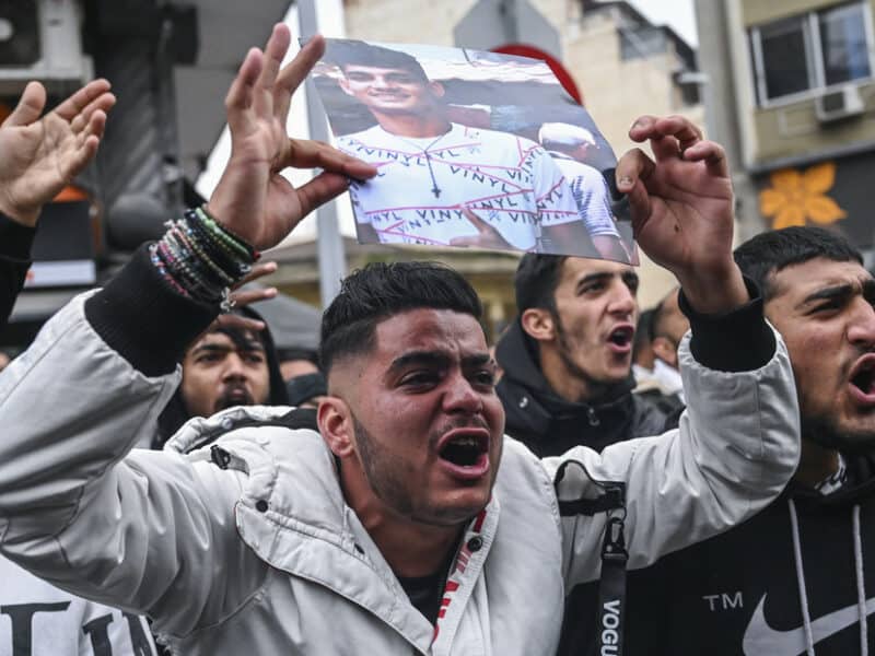 Violentas protestas se registran en Grecia tras un policía disparar contra un joven gitano