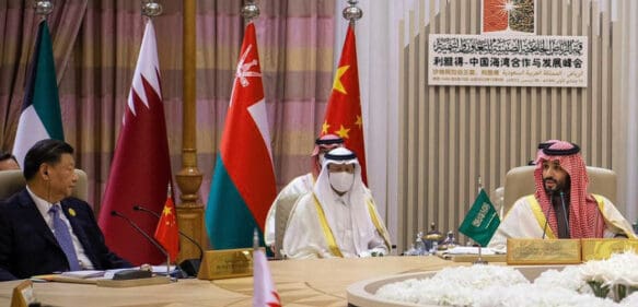 China invita a los países árabes a pagar el petróleo y el gas en yuanes y no en dólares