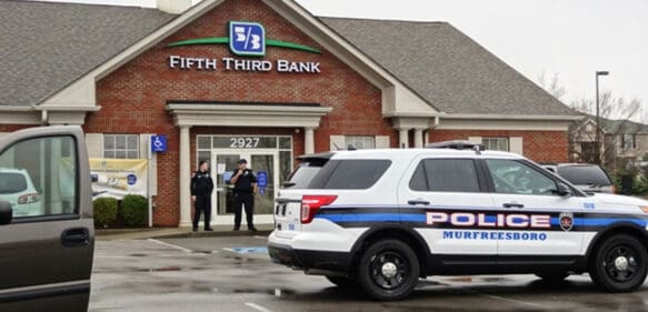 Hombre en EE.UU. intenta robar un dólar de un banco y pide a la cajera que llame a la Policía