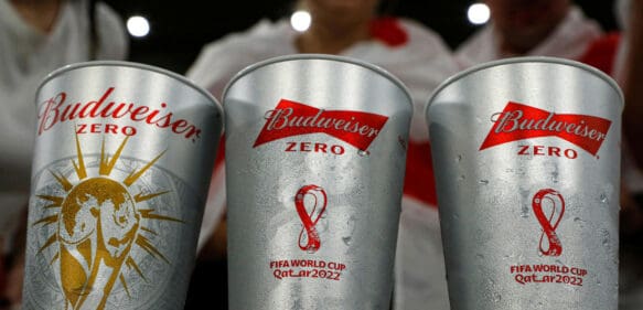 Promesa cumplida: Budweiser reparte en Argentina las cervezas que no pudo vender en el Mundial