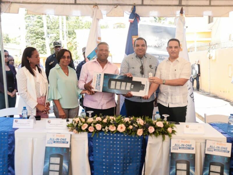 CNE dona 100 luminarias solares al Ayuntamiento San Antonio de Guerra