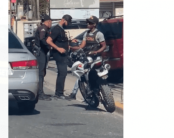 Video: Patrulla motorizada de la policía apresa un camarógrafo del canal 4