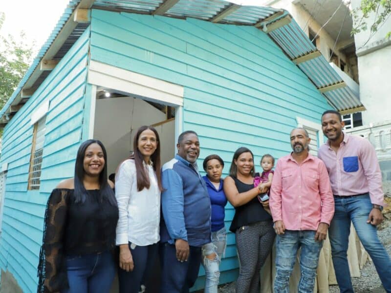 Gabinete de Política Social entrega a familia casa totalmente reconstruida y amueblada en Los Ríos