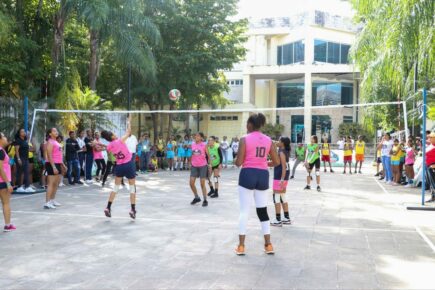 Competencias de voleibol del festival Navidad Escolar