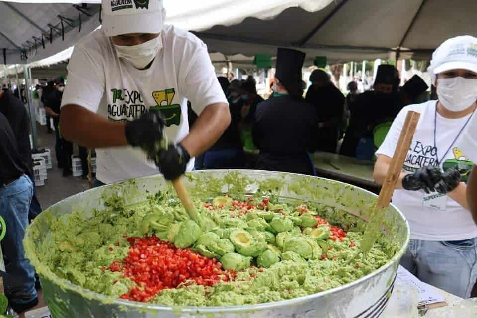 Ciudad mexicana rompe el récord mundial por preparar el guacamole más grande de la historia