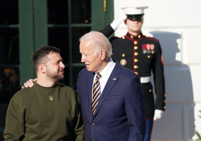 Presidente de Ucrania llega a la Casa Blanca para reunirse con Biden