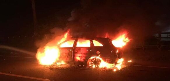 Carro se incendia en Hato Mayor; conductor logra salir ileso.
