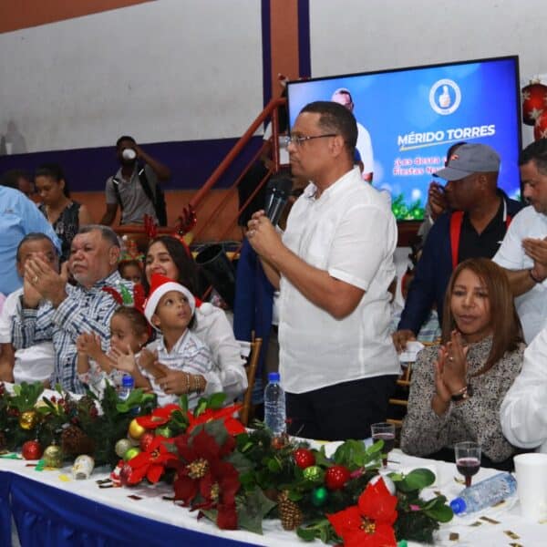 Mérido Torres inicia encuentros-compartir navideños en Santo Domingo Este
