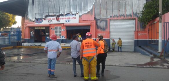 Incendio afecta establecimiento repuestos de vehículos en Santiago