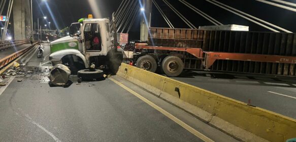 Accidente de una patana provoca fuerte tapón sobre el puente Juan Bosch