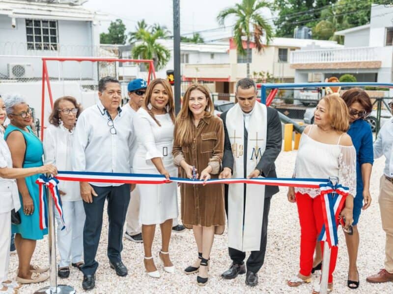 Alcaldesa Carolina Mejía entrega remozado parque en Los Jardines del Sur