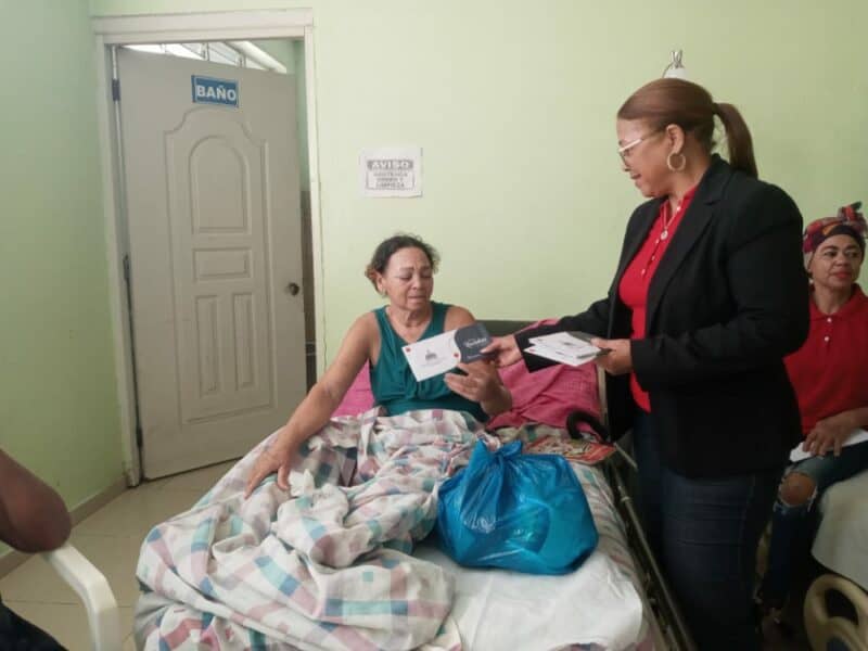 Gobernadora de Dajabón lleva bonos navideños a enfermos en el hospital Matías Ramón Mella de esta localidad