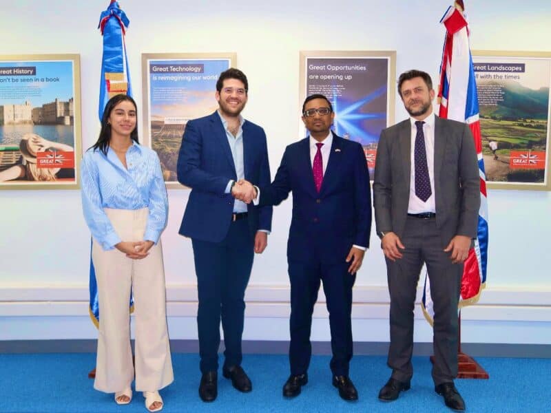 Embajada británica en RD apoya iniciativa dominicana; desarrollarán programas de educación y transformación del sargazo junto a Fundación Terra & Marre