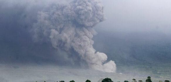Casi 2,000 desplazados tras la erupción de un volcán en Indonesia