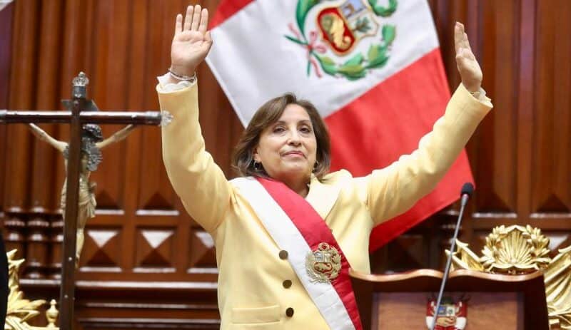 ¿Quién es la nueva presidenta de Perú y por qué le dio la espalda a Castillo?