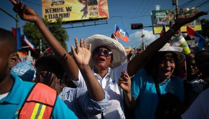 Miles de haitianos marchan implorando ayuda a la Virgen María ante la crisis