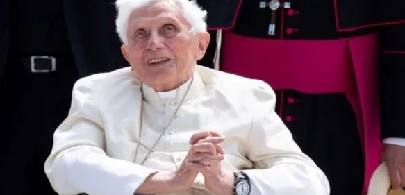 Benedicto XVI sigue estable, a pesar de la gravedad, y celebra misa