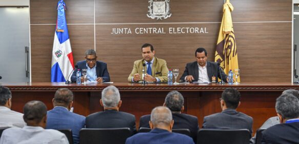 Direcciones de Elecciones, Informática y Voto en el Exterior de la JCE se reúnen con organizaciones políticas