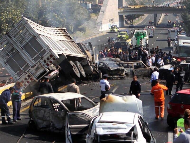 Fallece un niño y al menos 10 personas resultan heridas tras un accidente vial en México