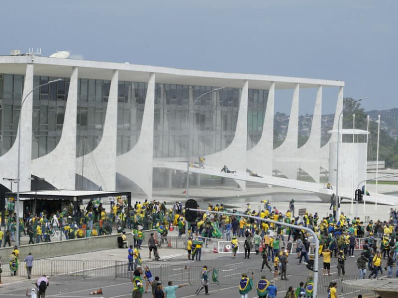 La comunidad internacional reacciona a los disturbios en Brasil