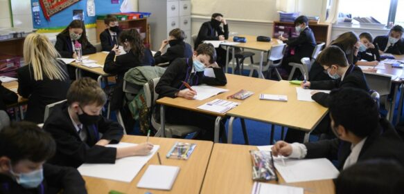 Dos escuelas del Reino Unido prohíben a sus estudiantes todo tipo de contacto físico