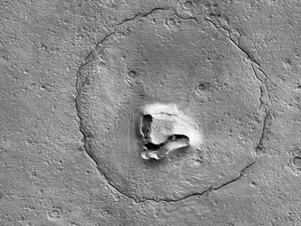 Científicos explican la curiosa foto de un “oso” en la superficie de Marte