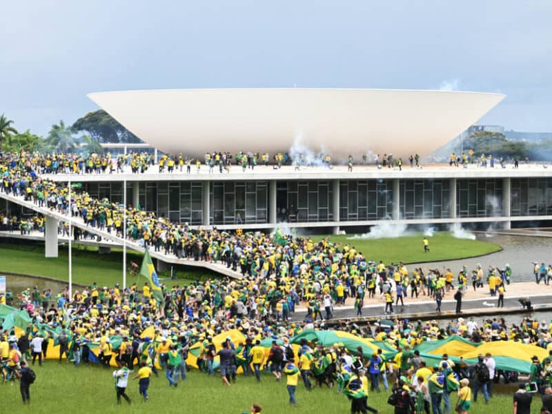 Bolsonaristas radicales irrumpen en el Congreso de Brasil
