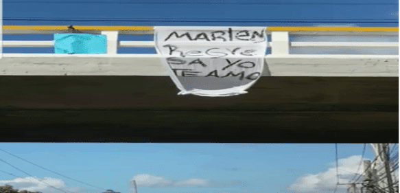 Hombre pide a su pareja que vuelva con letrero colgado en puente de Puerto Plata