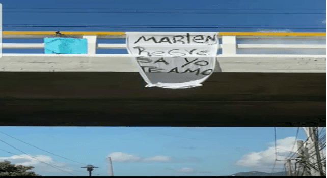 Hombre pide a su pareja que vuelva con letrero colgado en puente de Puerto Plata