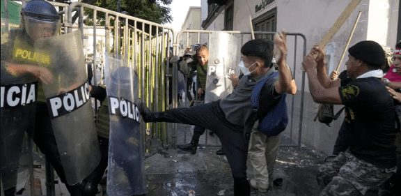 Perú: dimite otra ministra mientras continúan las protestas