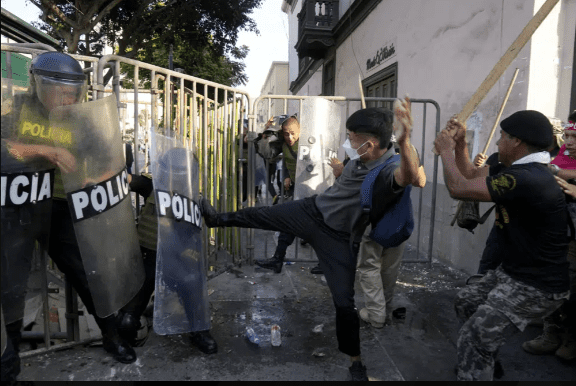 Perú: dimite otra ministra mientras continúan las protestas