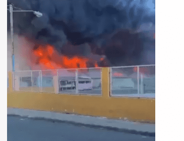 Miles de neumáticos arden frente al Mercado Municipal de El Almirante
