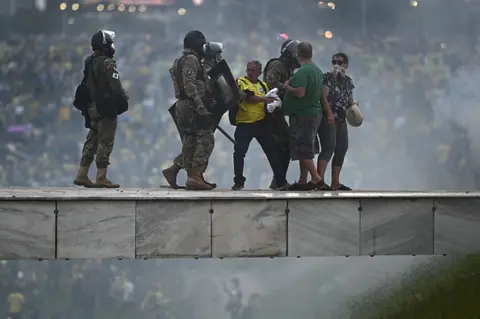 Suben a “ 200” los bolsonaristas detenidos por intento de golpe de Estado