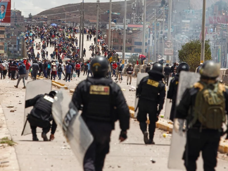 Doce muertos en tras choques entre manifestantes antigubernamentales y fuerzas del orden en Perú