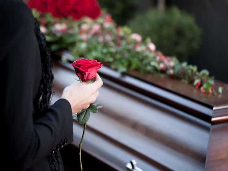 Dos hermanas de EEUU buscan cuerpo de su padre tras recibir otro en funeral