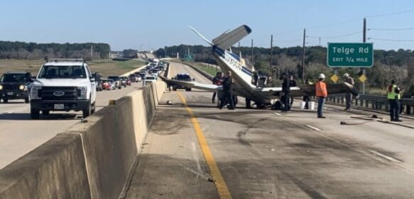 Una avioneta se estrella en una autopista en EE.UU.