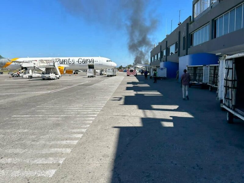 Pánico en el Aeropuerto de Haití, bandas armadas atacan al primer ministro