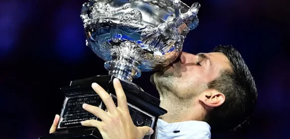 Novak Djokovic levanta su 10ma copa en Australia y empata con Nadal en Grand Slams con 22