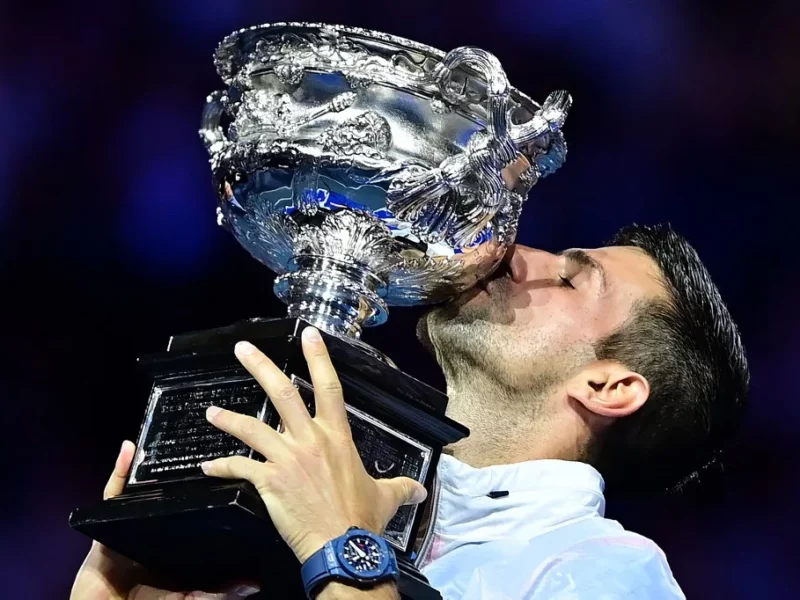 Novak Djokovic levanta su 10ma copa en Australia y empata con Nadal en Grand Slams con 22