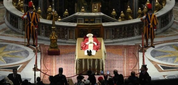 65,000 fieles despidieron a Benedicto XVI en primer día de capilla ardiente