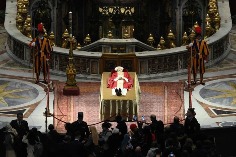 65,000 fieles despidieron a Benedicto XVI en primer día de capilla ardiente