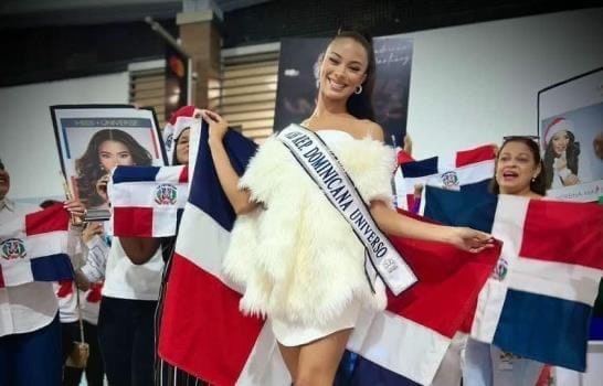 Con “maletas cargadas de sueños”, Andreína Martínez parte al Miss Universo
