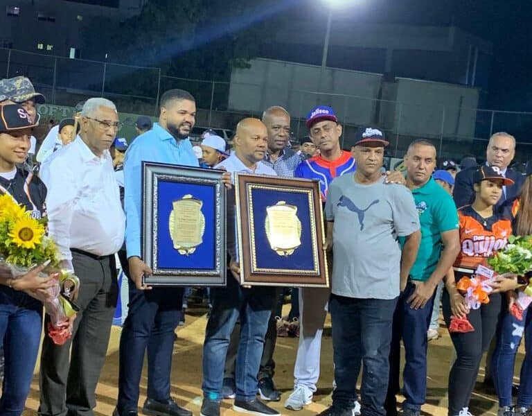 Unión de ligas de Softball del Simón Bolívar reconoce la fundación Anderson Rodríguez