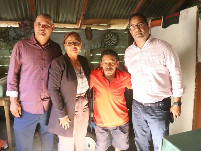 En Dajabón viceministro Benny Metz visita hombre con escoliosis que pedía ayuda a la Primera Dama