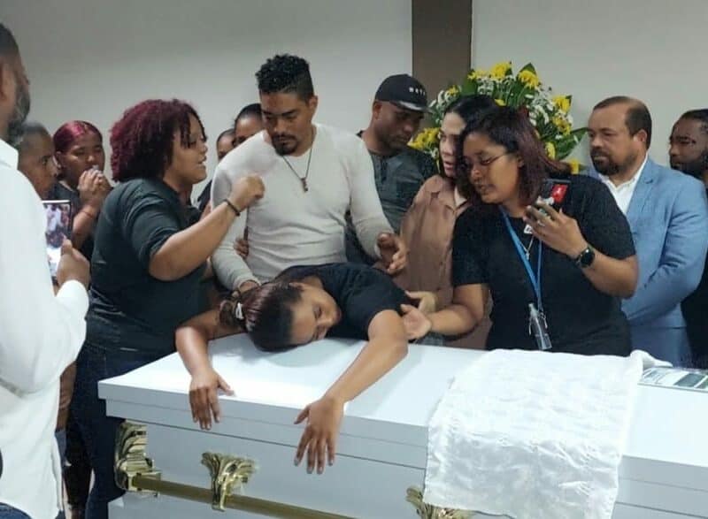 Entierran restos de joven que falleció tras ser baleada por militar en Cabral, Barahona