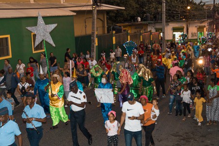 Bomberos del Distrito Nacional llevan alegría a las familias con tradicional desfile de Reyes Magos