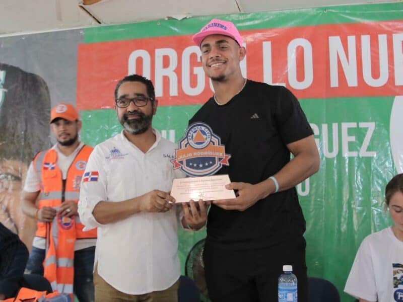 Pelotero de Grandes Ligas, Julio Rodríguez dona ambulancia a la Defensa Civil en Loma de Cabrera