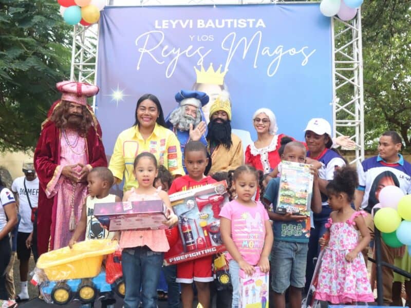 Leyvi Bautista inicia jornada de entrega de juguetes en SDO en el Día de Reyes