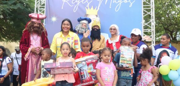 Diputada Leyvi Bautista entrega juguetes a niños de SDO en el “Día de Reyes”